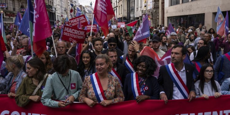Francesi delusi per la nomina del nuovo governo di centro-destra