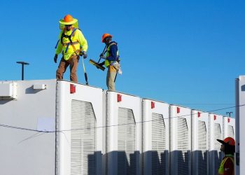 Batterie: costi giù del 90% in 15 anni, spinta alle rinnovabili
