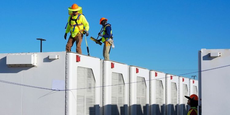 Batterie: costi giù del 90% in 15 anni, spinta alle rinnovabili