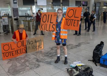 Blocco di aeroporti in Germania da attivisti di Ultima Generazione