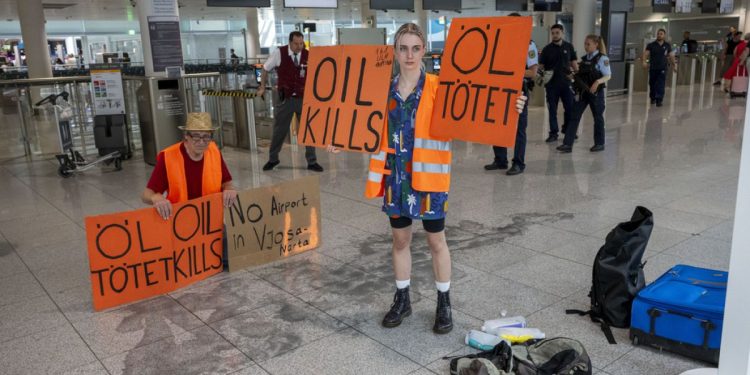 Blocco di aeroporti in Germania da attivisti di Ultima Generazione