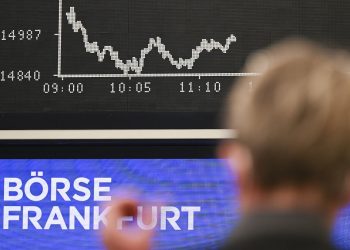 DAX sotto pressione per incertezze economiche e politiche