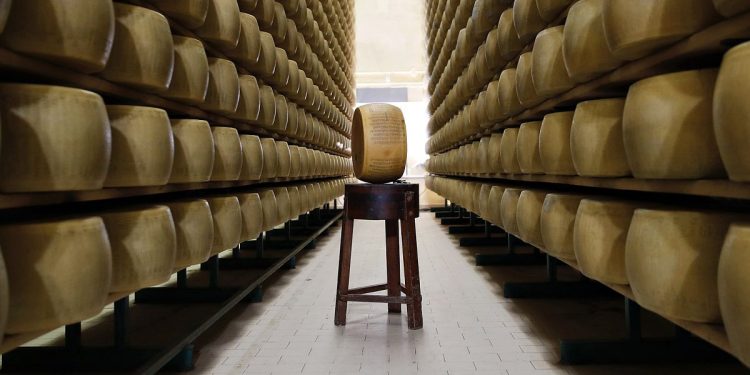 Dazi commerciali: Bruxelles sfida indagine Cina su latticini Ue