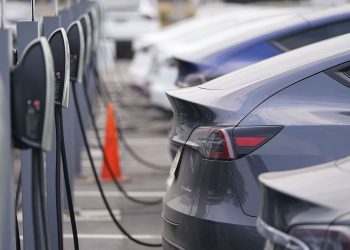 Difficoltà delle case auto europee nel mercato EV