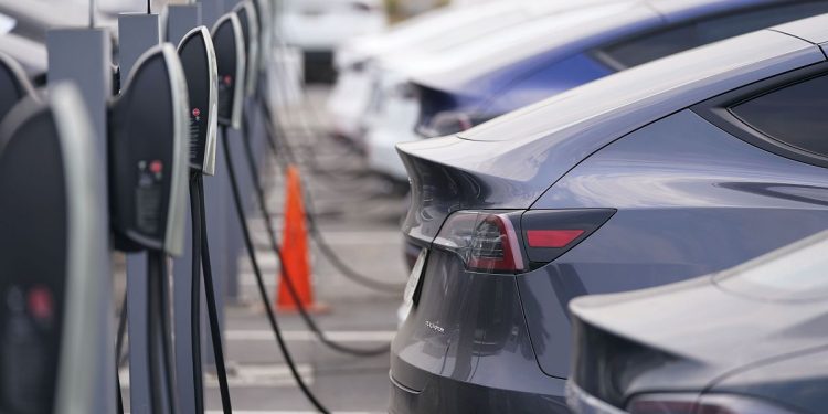Difficoltà delle case auto europee nel mercato EV
