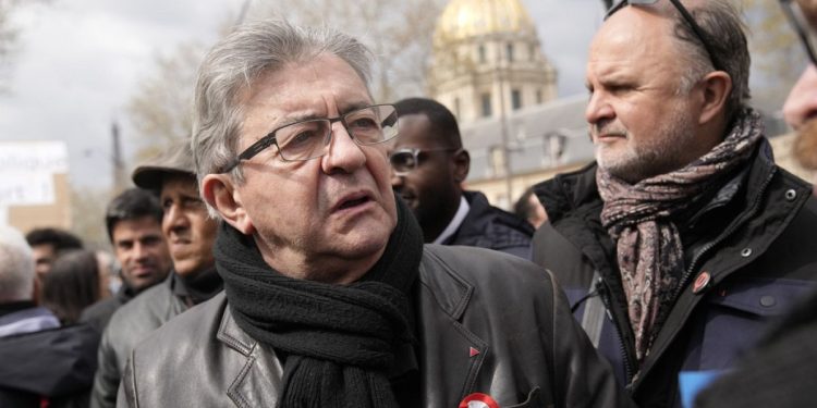 Euro scende dopo vittoria sinistra elezioni francesi