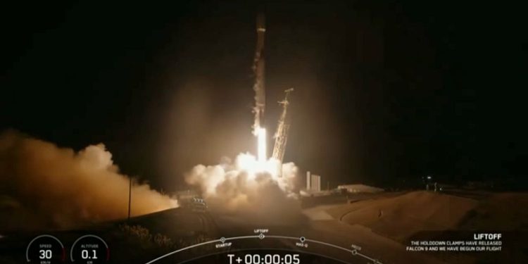 Falcon 9 di SpaceX atterra dopo il lancio di satelliti spia СIА