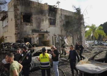 Hezbollah spara 100 razzi su Israele: 4 feriti riportati