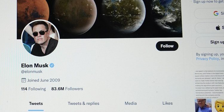 La spunta blu di X inganna e viola il Dsa, accusa Musk
