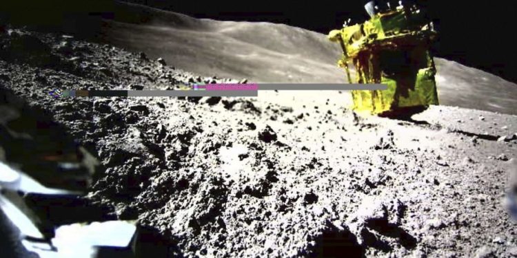 Lander lunare giapponese Slim torna operativo dopo ribaltamento
