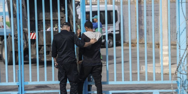 Marocco: cannoni ad acqua contro migranti verso Ceuta