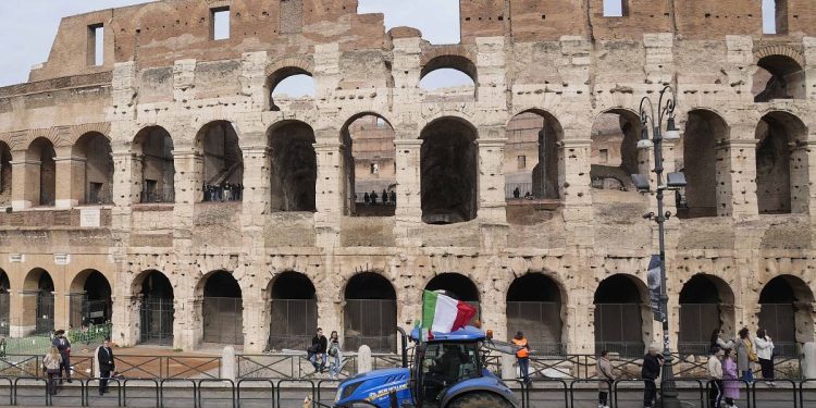 Protesta agricoltori: trattori al Colosseo e incontro Meloni