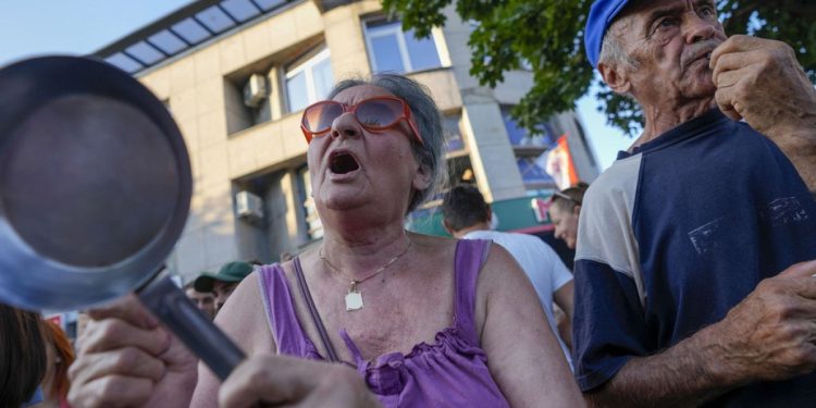Proteste in Serbia mettono a rischio estrazione litio UE