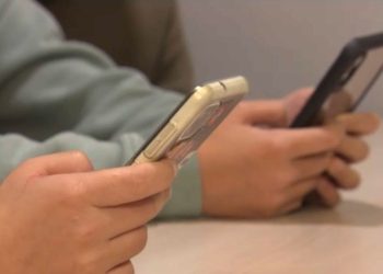 Proteste in Ungheria per il divieto di smartphone a scuola