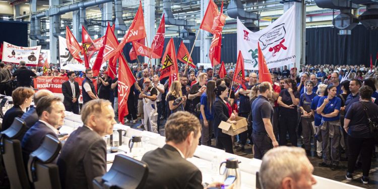 Proteste lavoratori Volkswagen: tensione tra dirigenza e sindacati