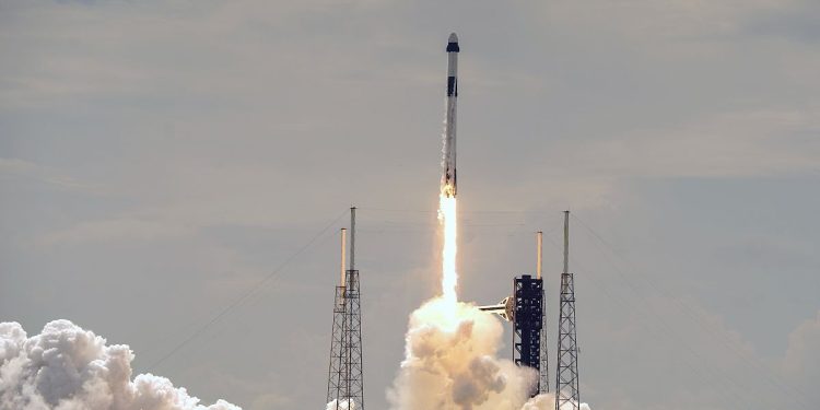 SpaceX lancia missione di salvataggio per astronauti ISS
