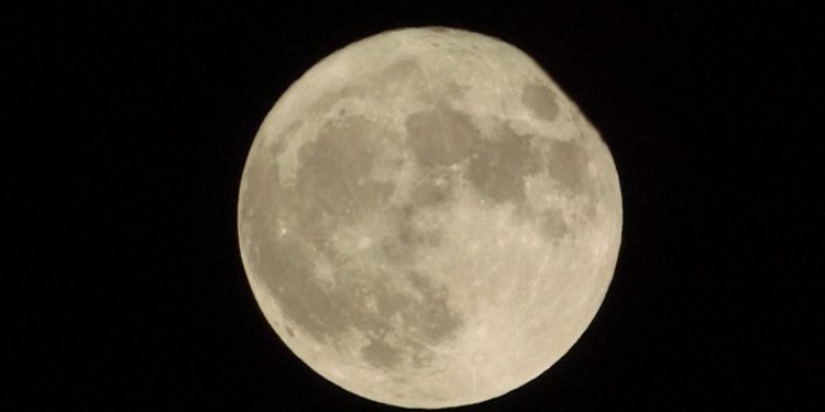 Superluna blu in Italia: date e colori da non perdere