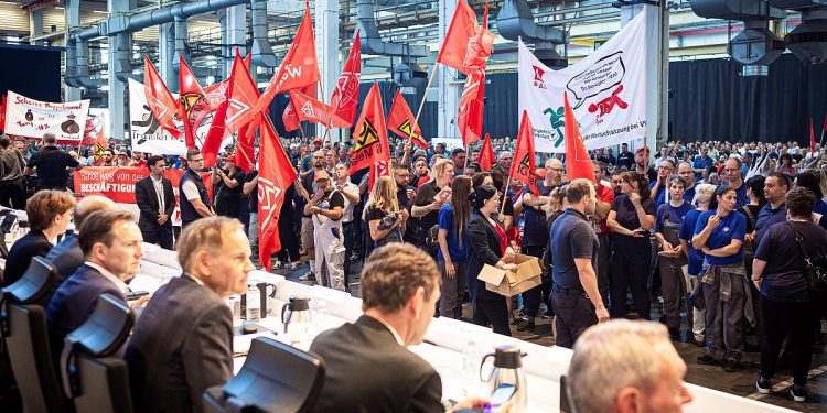 Volkswagen: operai protestano contro chiusura stabilimenti in Germania