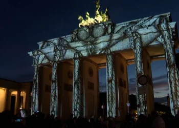 Berlino celebra il 20° Festival delle Luci con splendide illuminazioni