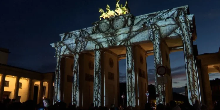 Berlino celebra il 20° Festival delle Luci con splendide illuminazioni