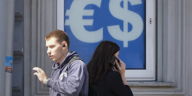 Euro ai minimi da agosto: crollo contro il dollaro Usa