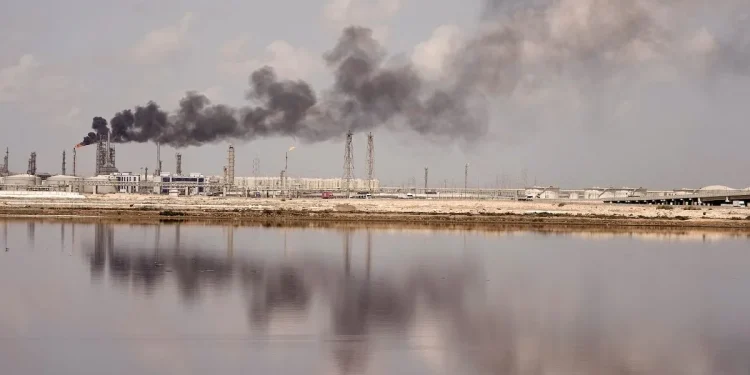 Petrolio in aumento dopo attacco missilistico iraniano a Israele