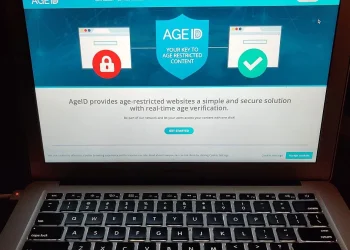 Siti porno esteri bloccati in Francia per verifica età