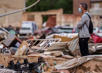 Alluvione Spagna: sforzi dei valenciani per ripulire città