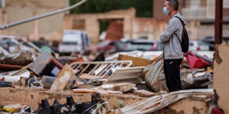 Alluvione Spagna: sforzi dei valenciani per ripulire città