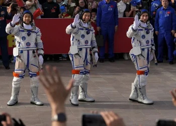 Astronauti cinesi tornano sulla Terra dopo sei mesi in orbita