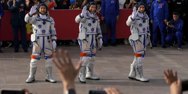 Astronauti cinesi tornano sulla Terra dopo sei mesi in orbita