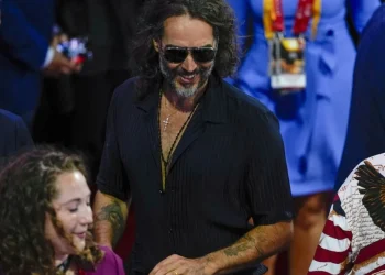 Russell Brand: il Regno Unito valuta accuse di abuso sessuale