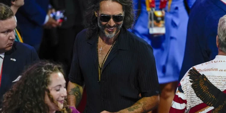 Russell Brand: il Regno Unito valuta accuse di abuso sessuale