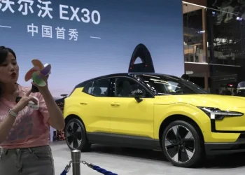 Cina: esplode la vendita di veicoli elettrici, auto a benzina in calo