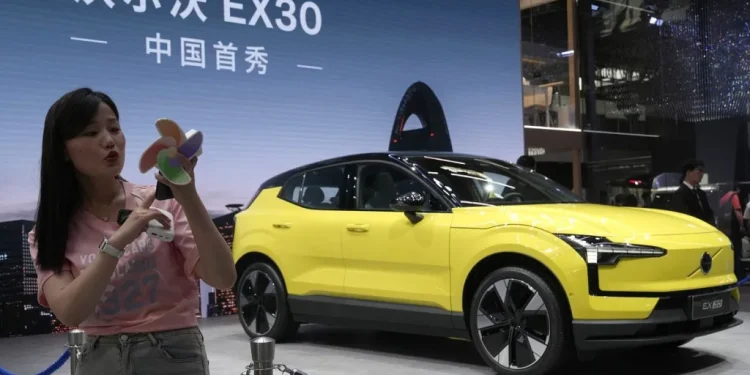 Cina: esplode la vendita di veicoli elettrici, auto a benzina in calo