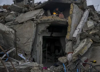 Gaza protesta contro il “piano criminale” di Trump: mai fuggiremo