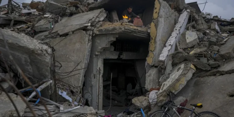 Gaza protesta contro il “piano criminale” di Trump: mai fuggiremo