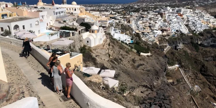 Calano drasticamente i turisti a Santorini, Grecia