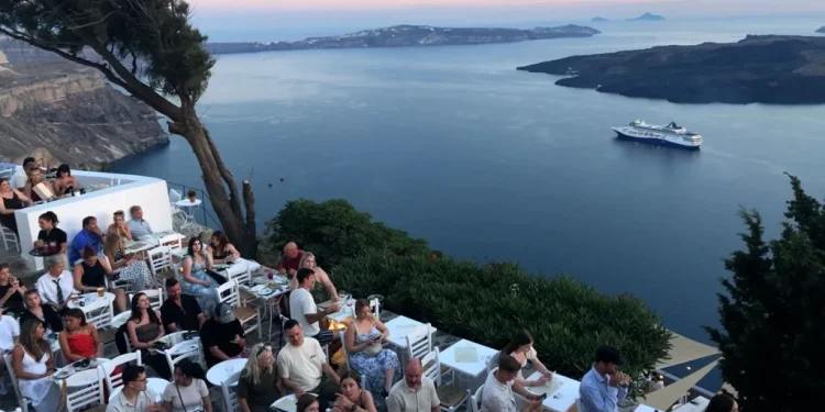 Grecia: albergatori denunciano carenza infrastrutture, non overtourism