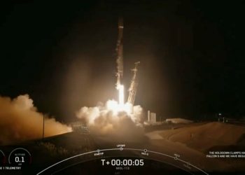 Falcon 9 di SpaceX atterra dopo il lancio di satelliti spia СIА